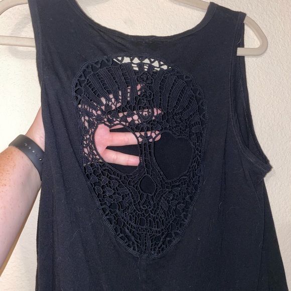Express cut out skull back tank - Picture 3 of 3
